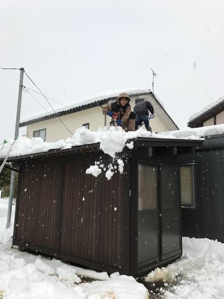 雪下ろし。がんばれ岩田さん清水さん！